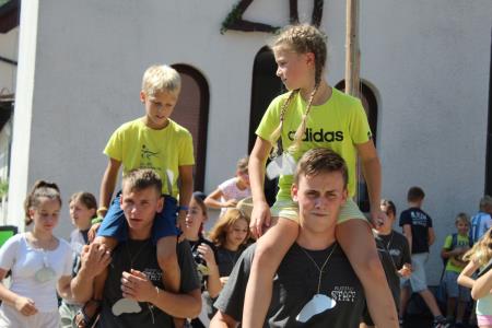 Oratorij Šmartno v Tuhinju 200 pohodnikov na poti (16)